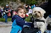 Vesle Oliver Vaage (1,5) og hunden Maiki (5,5 år) var i lag med søsken, mormor, søskenbarn og tante. Haugesundarane skulle eigentleg berre gå tur, men blei positivt overraska over arrangementet.