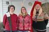 Bua-speidarane stilte med bålkos, gløgg og pølse i brød. Frå venstre: Veronica Furevik, Anna Tveit og Julia Ravn Turkerud. Foto: Sigrund Breistig