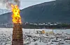 Det tradisjonsrike Slinningsbålet i Ålesund er høgt og tiltrekker seg mange skodelystne. Deriblant dei om bord i Kongeskipet til høgre for bålet. FOTO: HALVARD ALVIK / NTB / NPK