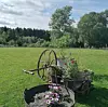 Neida, eg skal ikkje bare skylde på Askeladden, det hender eg tar med meg noko eg og... Jerngryta f.eks møtte eg på ein hengar på veg mot Sveio miljøstasjon for nokre år sidan. Eg må ha vore frimodig den gangen sidan eg snudde bilen, kjørte etter og spurte om eg ikkje kunne få den🙈 Den fekk plass i passasjersetet og har venta tålmodig sidan den gong på at hagen skulle bli klar❤️ #gamleskatter #vestavindsveio #levlandlig #gammelstil
