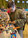 Ken Arthur Gramshaug (13 år) byggjer draumebilen sin. Ken Arthur var trekt ut som ein av vinnarane av ein Lego-pokal grunna denne bilen. — Det er ein politilastebil, seier han. FOTO: PRIVAT