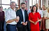 Statsminister Jonas Gahr Støre, helse- og omsorgsminister Jan Christian Vestre og arbeids- og inkluderingsminister Tonje Brenna under valkampstarten. No lek statsrådane litt frå neste års statsbudsjett, der dei vil setje av pengar til rekruttering til helsesektoren. Foto: Geir Olsen / NTB / NPK