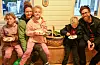 Kafékos for heile familien på haustmarknaden. Frå venstre: Natalie, Birgitte, Nova, Petter, alle Bua Helvig, og Espen Helvig. Foto: Sigrund Breistig