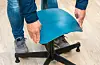 Det aller meste av inventar er bytta ut. Som stolane i klasseromma. Dei er ergonomisk korrekte, har demping, og stolsetet bøyer seg etter beina. – Litt uvant, og ein kan bli litt øm i baken til å begynne med. Det er fordi ein ikkje sit rett. Når ein har lært seg det, kjenner ein ingenting, fortel rektor.