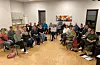 Medlemmene i 40-årsjubilanten samla til øving på Soknehuset. Vekene før konserten har dei tretimars øvingar.