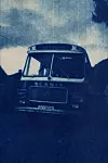 Buss i Valevåg, analogt foto frå ca. 2007. Bildet var endereksponert i utgangspunktet, og dermed heller ikkje bra resultat som soltrykk.