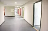 Det er mange og lange gangar, og ein kan nesten gå seg vill. Men skulle det oppstå ein naudsituasjon, er det enkelt å komma seg ut av bygget. Alle klassserom har naudutgang direkte ut av bygget.