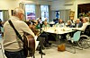Allsong under kaffikostilstelningane er popuært. Her får Jan T. Enerstvedt dei frammøtte med seg når han slår an tonen og «No livnar det i lundar» rungar i rommet. Foto: Einar Vestvik