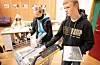 Maria Gram Nordvik og Even Salbu Pettersen hentar seg kalendre som skal seljast til inntekt for klassetur. Madelen Halleraker sit ved bordet bak dei.FOTO: THOMAS VALLESTAD DRAGESET