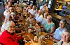Biletet viser heile følgjet rundt fint dekka bord! Foto: Privat