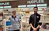 – Eg får ny arbeidsplass, men vil framleis bu i Sveio, seier Younes Bakali (t.h.). Etter nyttår er det Kjersti Møller som tar over rolla som apotekar i Sveio. Vidare ser du nokre glimt frå den første tida med apotek i Sveio.