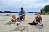 Familien Rongve frå Voss fann tilfeldig fram til Strando i Førde, då dei svinga av E39 og ned mot kaien. Her fekk Kari (3), pappa Øystein, Torfinn (7) og mamma (ikkje med på bildet) ein fin pause på veg mot Haugesund. – Eg har sove éi natt i campingbil, fortel Torfinn stolt.