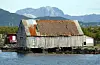 Gammelt naust utenfor Florø.Det årlege tapet av gamle bygningar blir gradvis mindre, men fleire kulturminne langs kysten – som naust og sjøhus – blir det stadig færre av.