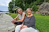 Det er ikkje uvanleg å treffa på denne duoen gåande langs Strando i Førde. Sigrid og Sigve Tjelle har båt og naust her, og har nett hatt seg ein forfriskande tur i sjøen. – Det er 22 grader i overflata, det har aldri vore så varmt, smiler Sigve, som lurer på kor alle dei andre badeglade var denne varme måndagen. Kanskje dei bada seg ferdige på søndag, for då var det fullt, fortel ekteparet.