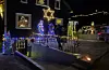 Trine Tveit (t.v) og dottera Vanessa Tveit Sørbø står føre julehuset sitt.