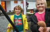 Systrene Linn Victoria og Mathilda Kay Økland kosa seg ute rundt bålpanna. Foto: Sigrund Breistig