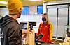 – Eg føler meg tryggare med munnbind, men det var litt merkeleg i starten. Eg er van med det no, seier Lise Marie Vikse Bjelland, som her ekspederer Vegard Selle.