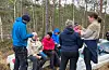 Jan Roar Oa har vore sti-finnar, og undervegs samla han «elevane» sine for å gi dei nyttig informasjon om særmerker i naturen. Foto: Marit Tveit