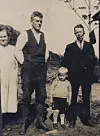 Osmund med foreldra, Karoline og Toralv Kinn. Lærar Rydland t.h.