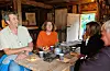 Torbjørn Johannessen, Bente Hovland Johannesen, Solveig Hovda og Håkon Ferstad syntest det var triveleg og sosialt å vera på kafé og valdebatt i Buavåg.
