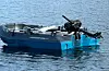 Denne båten, ein svart/grå Steady 320, blei funnen drivande i Ålfjorden måndag 12. mai. Politiet ønskjer no å kome i kontakt med eigaren. Foto: Politiet