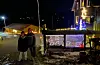 Mor og dotter står saman på glatta. Om det vert kvit jul eller ei, så skapar huset deira eit flott syn i kveldsmørket.