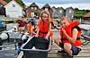 På Teiganeset i Auklandshamn skjer det spennande ting. Søskena Sander (2,5), Emmalinn (9) og Even (7) har fiska småfisk som skal bli teinemat. I bakgrunnen riggar morfar Inge Mjånes til el-motoren på gummibåten, slik at dei største barnebarna kan få prøva seg som båtførarar.