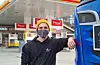 Kranbilsjåfør Stian Selle som jobbar for Kjell Birkenes Transport synest det er heilt OK å bruka munnbind. – Eg har fått instruks frå sjefen, seier den muntre sjåføren frå Bømlo.