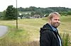 Per Kåre Kallevåg er dagleg leiar i Bømlo Hus AS. No satsar dei i Sveio. Rett over vegen for deira komande prosjekt, nærmar eit eksisterande prosjekt seg byggestart.FOTO: THOMAS VALLESTAD DRAGESET