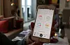 Via ein enkel app kan Anne-Grethe og dei andre i bestille gjesteleilegheit eller plass i selskapslokalet.