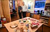 Ivar Kallevik (t.h.) og Magne Bua er med i dagens kjøkkengjeng og har vore i sving sidan klokka 08.00. Foto: Ellen Marie Hagevik