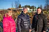 Hilde Urnes, Roald Urnes og Gabriel Garvik framhevar den korte avstanden til Vikse skule. Foto: Einar Vestvik