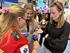 Ambulanselærling Emma Aurora Hansen forklarer hvordan Ava Stølen Størkesen (14) og Vilde Langåker Pedersen (15)(t.h) skal foreta blodsukkermålingen.