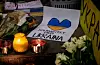 Blomar og lys ved trappa utanfor den Ukrainske ambassaden i Oslo. I ei undersøking Unicef Norge har gjort svarar 65 prosent av barn mellom 13 og 19 år at dei er bekymra for at det skal bli krig i Noreg i samband med Russlands invasjon av Ukraina. Foto: Javad Parsa / NTB