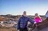 Roald og Hilde Urnes med fylkesvegen og Viksefjorden i bakgrunnen. Foto: Einar Vestvik