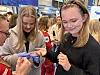 Ava Stølen Størkesen (14) og Vilde Langåker Pedersen (15)(t.h) skal foreta en blodsukkermåling.