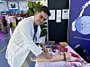 Bioingeniør Andreas Lødding ved Haugesund sykehus viser hvordan man kan injisere.