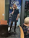 Karina Cecilie Bergmann fortrylla forsamlinga med songen sin. Foto: Privat