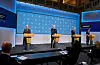 Statsminister Jonas Gahr Støre, finansminister Trygve Slagsvold Vedum (Sp), helse- og omsorgsminister Ingvild Kjerkol (Ap), Kultur- og likestillingsminister Anette Trettebergstuen (Ap) og kunnskapsminister Tonje Brenna (Ap) under pressekonferansen om koronasituasjonen i marmorhallen. Foto: Terje Bendiksby / NTB / NPK