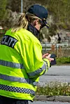 I november i fjor vart det slutt på å skriva ut forenkla forelegg. No blir det gjort elektronisk via ein app på mobilen.
