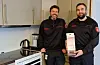 Ein komfyrvakt kostar rundt 3500 kroner, og slår av straumen til komfyren dersom det blir for varmt. For å få den på igjen, trykker ein berre på ein knapp, forklarar Karl Salvesen og Sigbjørn Toskedal frå Haugaland brann og redning iks