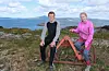 Etter tre år på Voss kom Sveio-jenta Silje Svartveit Osmundsen heim med både landbruksutdanning og ein kar ho ville dela livet med. Sambuaren Toralf Loe har for tida ansvar for 350 grisar på Tjernagel, medan Silje jobbar på Bondekompaniet. Målet er å ta over heimegarden på Nordskog fem/ti år fram i tid, og at den skal bli deira framtidige arbeidsplass. Bømlo med Siggjo i bakgrunnen.