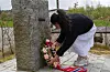 Wa Wah Thay Wake Tha (18) samanlikna med sin eigen familie si historie då ho heldt tale og la ned krans ved krigsmonumentet i Førde.