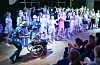 Me startar med avslutninga. Alle på scena i avslutningsnummeret. FOTO: ELLEN MARIE HAGEVIK