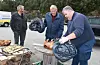 På Mekeland har reven vore titt og ofte, ifølgje Arne Valen t.v. som no ser seg nøydd til å supplera i hønseflokken sin. Odd Ingvald Olsen frå Vea har med seg ein rev som var skoten på Mjånes. Reven hadde på samvitet sitt mange moskusender og kalkunar, dyr som son til Odd Ingvald var eigar av. Til høgre Dagfinn Bjørge.