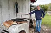 Leif Tore Haukås viser fram bilvraket som han henta opp av myra på Kleivo i fjor haust. FOTO: EINAR VESTVIK