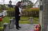 Varaordførar Ruth Eriksen heldt tale og la ned krans ved minnestøtta i Auklandshamn.
