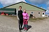 Fjøset i bakgrunnen har plass til 600 gris og er eigd av Brit Oddrun Stuve og Helge Lien Reinertsen. Fjøset som ligg like ved Bømlafjorden på Tjernagel, hadde stått tomt i eitt år då Toralf Loe i mars 2021 blei leigetakar og starta opp med griseavl. Her saman med sambuar Silje Svartveit Osmundsen.