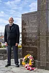 Ved minnesmerket over dei falne i Sveio sentrum delte Lars Eikehaugen (92) eigne krigsminne.