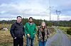SLIK KAN DET BLI SJÅANDE UT: 199 meter høge vindturbinar vil vera godt synlege nå ein står midtvegs mellom gardstunet og vindparken. Frå venstre grunneigar Steinar Nesse, dagleg leiar i Solvind Jan Thiessen og Maria Nesse som driftar garden inst på Nese. Turbinane er digitalt montert inn på bildet av Solvind for å visa den planlagde storleiken.